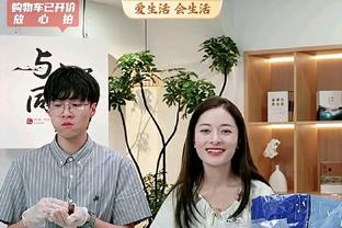 来 叫詹叔叔？！拉塞尔赛后抱儿子与詹姆斯互动